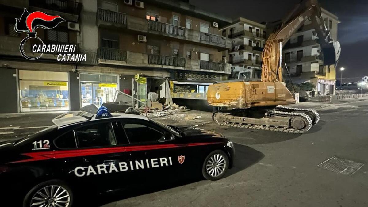 CATANIA. SVENTATO NELLA NOTTE ASSALTO ALL’UFFICIO POSTALE CON UN ESCAVATORE, LA FUGA DOPO L’INTERVENTO DEI CARABINIERI - 