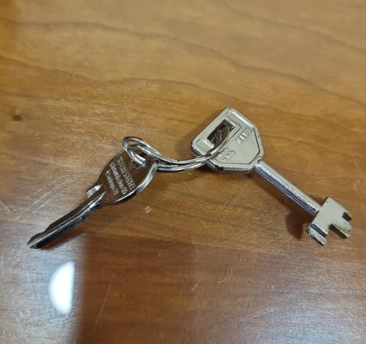 PATERNO’. TROVATI QUESTI CHIAVI IN VIA MACHIAVELLI - 