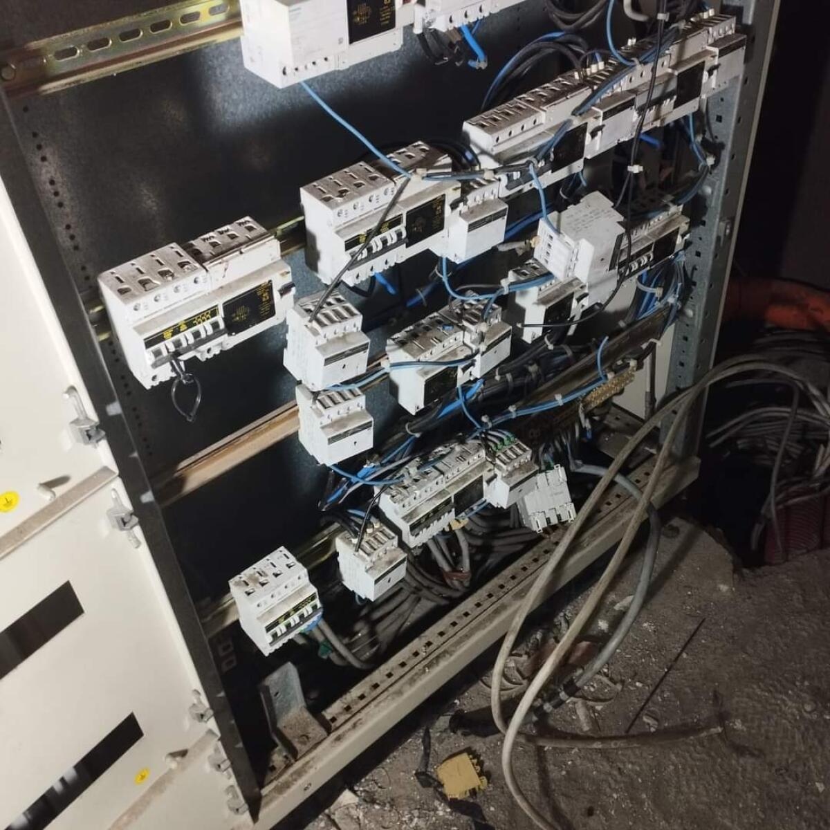 PATERNÒ. CAVI TRANCIATI PER RUBARE IL RAME: ALCUNE ZONE  RESTANO AL BUIO - 