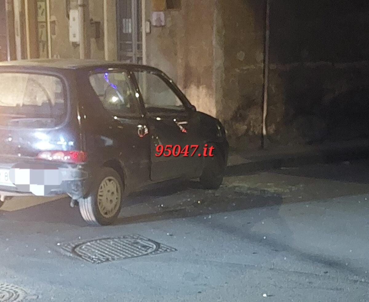 PATERNO' SCONTRO AUTO SCOOTER IN VIA CONIGLIO, FERITO CENTAURO - 