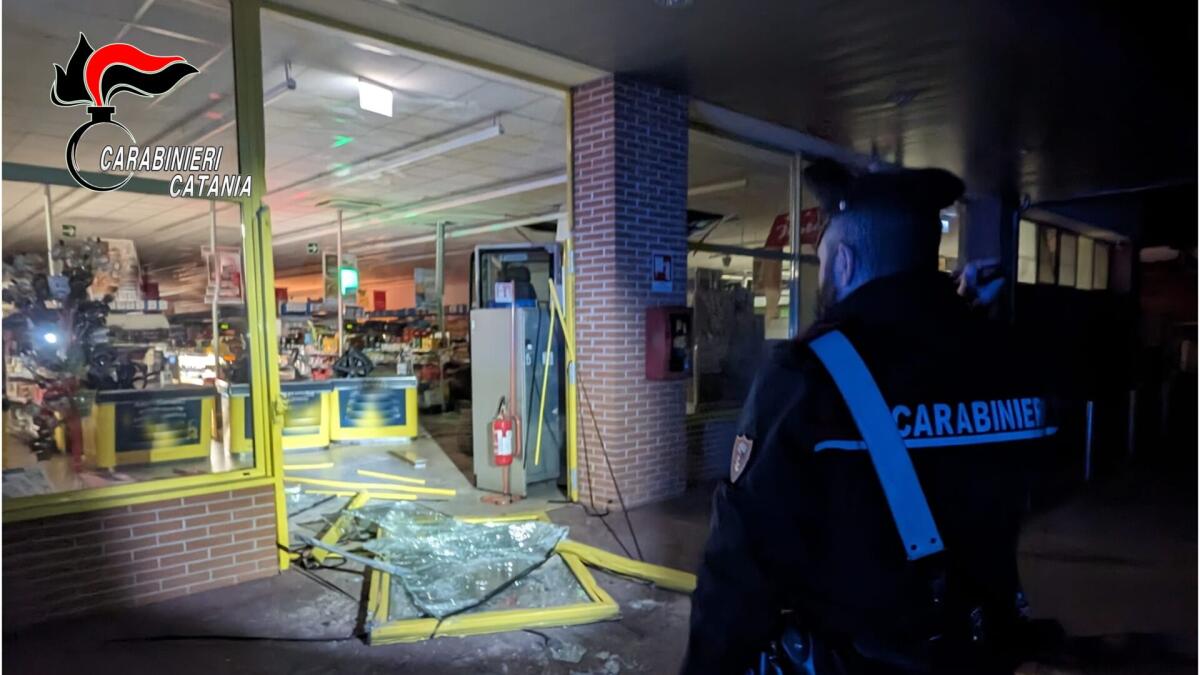 BANDA DELLA SPACCATA FALLISCE TENTATIVO DI ASSALTO CON ESCAVATORE RUBATO A BELPASSO IN UN  SUPERMERCATO DI ACI CATENA - 