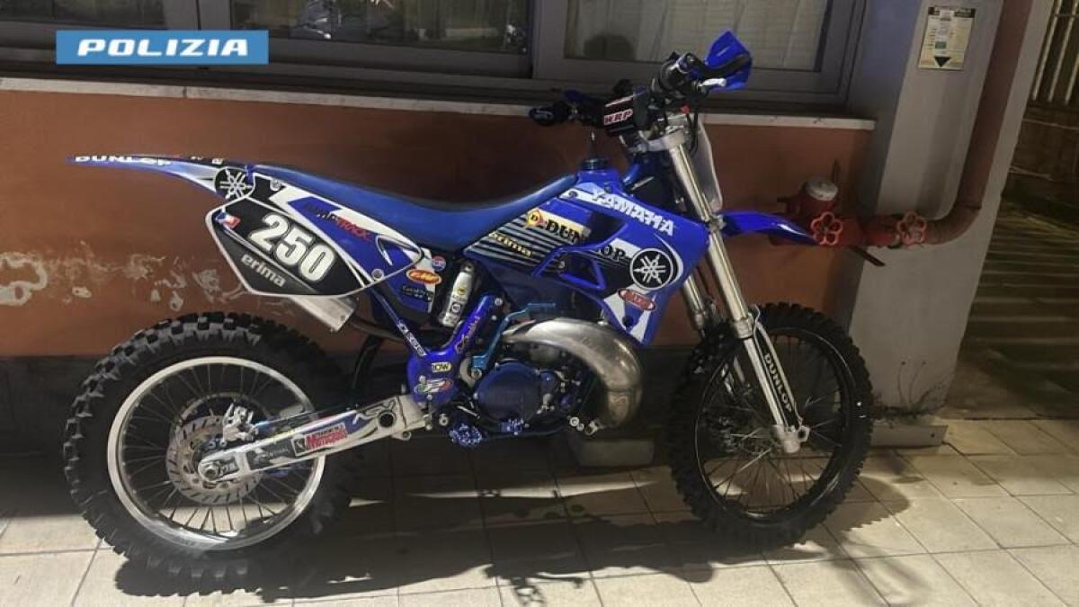 CATANIA, IMPENNA CON UNA RUOTA NEL BEL MEZZO DI SAN BERILLO: BLOCCATO DALLA POLIZIA - 