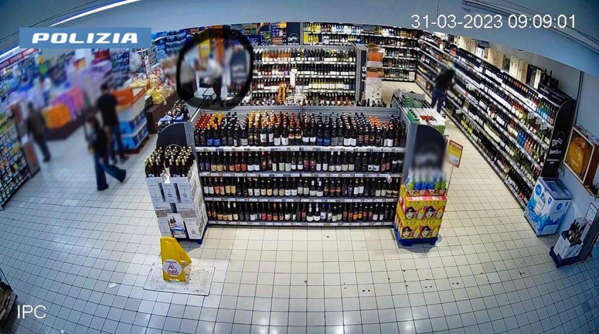 CATANIA, RUBAVA I PORTAFOGLI AI CLIENTI DEI SUPERMERCATI: ARRESTATO - 