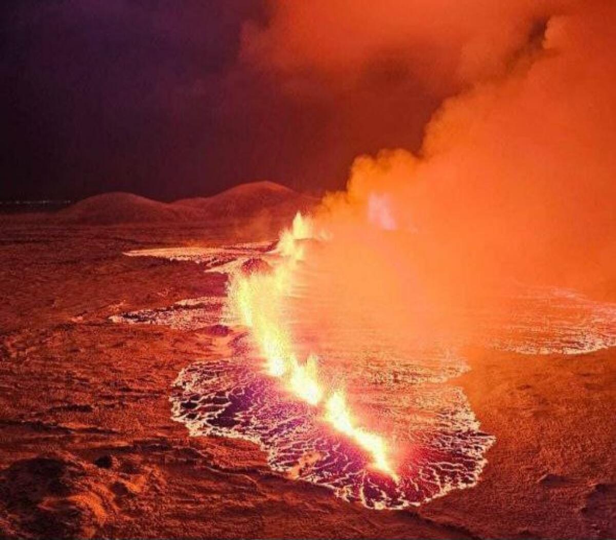 ISLANDA, POTENTE ERUZIONE DI UN VULCANO NELLA PENISOLA DI REYKJANES - 
