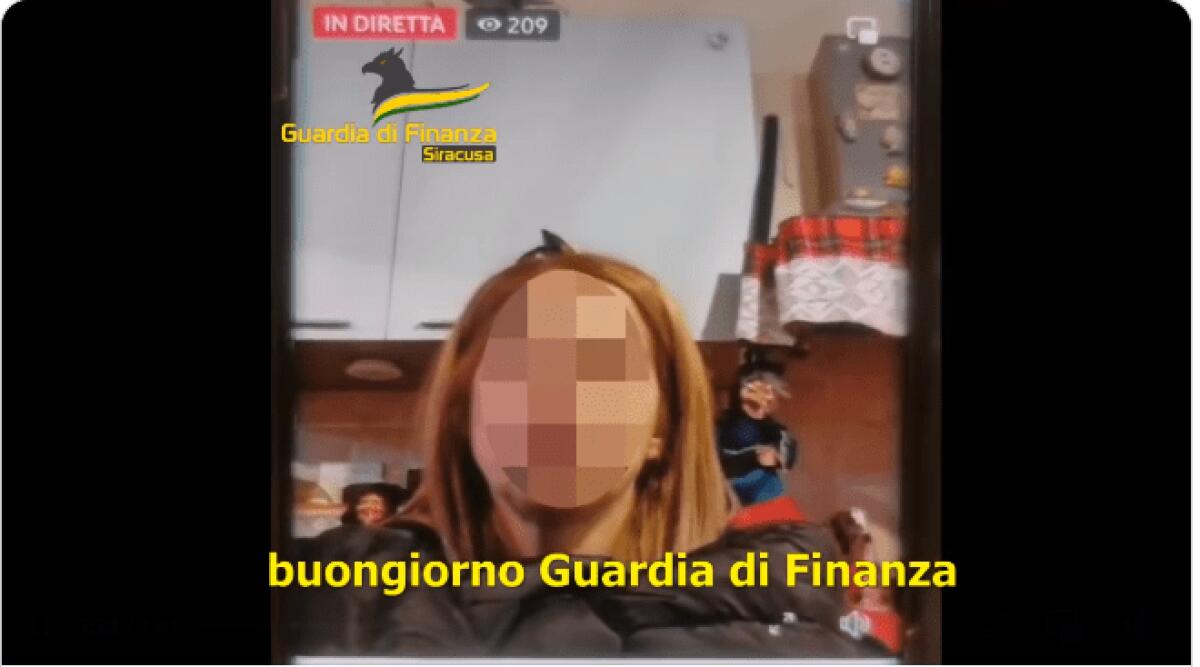 SIRACUSA, LA FINANZA IRROMPE MENTRE VENDONO ABITI CONTRAFFATTI IN DIRETTA SOCIAL - 