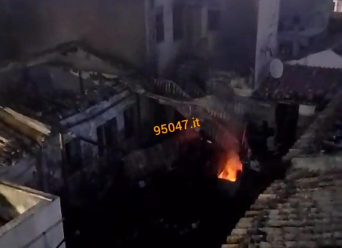 NUOVO INTERVENTO DEI VIGILI DEL FUOCO A VIA ALECCI: PER SPEGNERE FOCOLAI RESIDUI - 