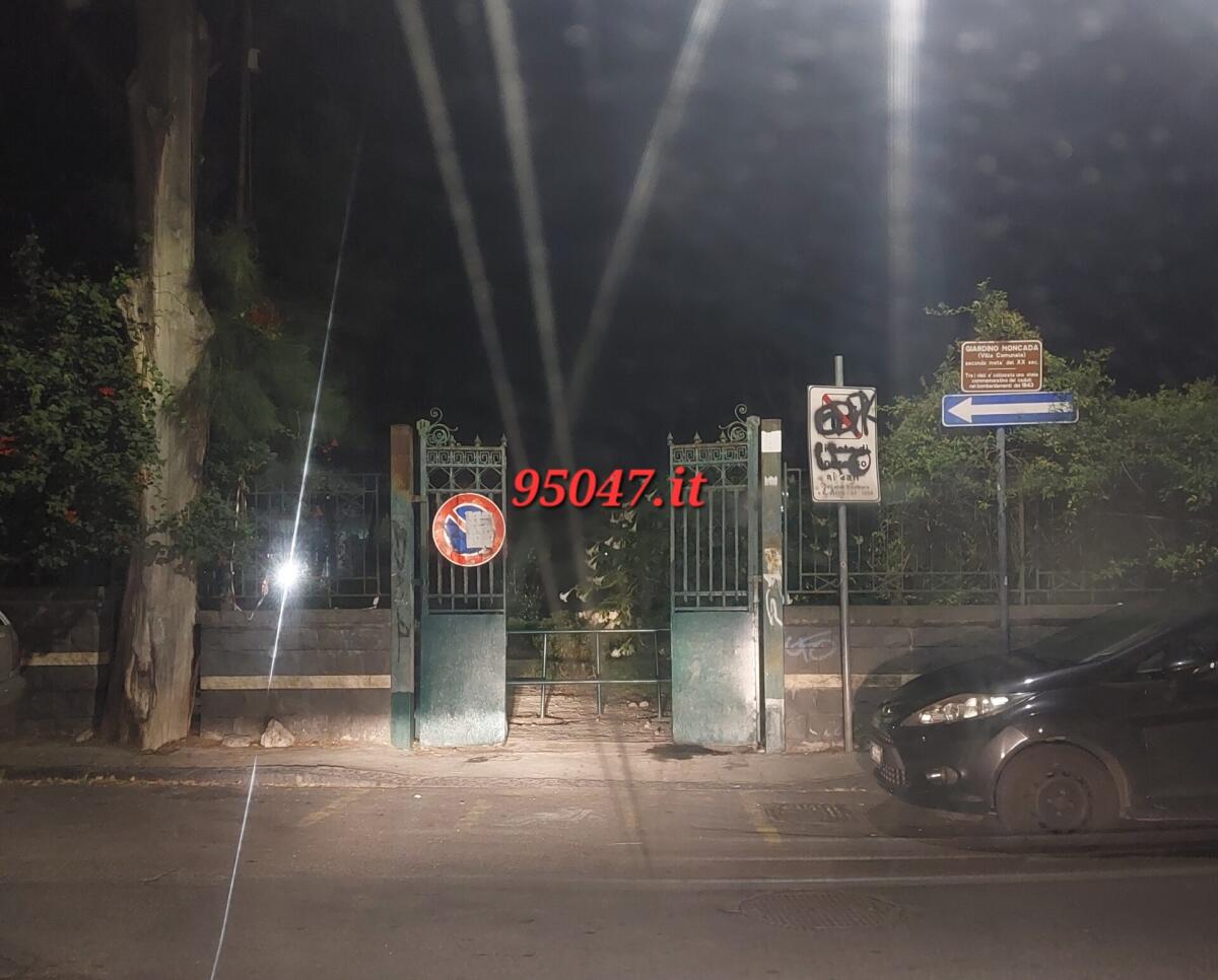 IL CANCELLO DELLA VILLA COMUNALE MONCADA DI PATERNÒ RIMANE APERTO ANCHE DI NOTTE - 