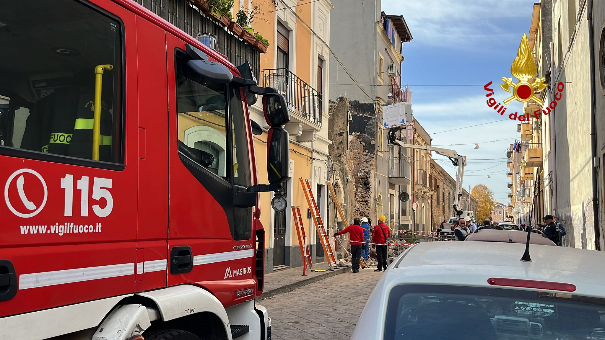 CATANIA, CROLLO IN PIENO CENTRO STORICO: L’INTERVENTO DEI POMPIERI