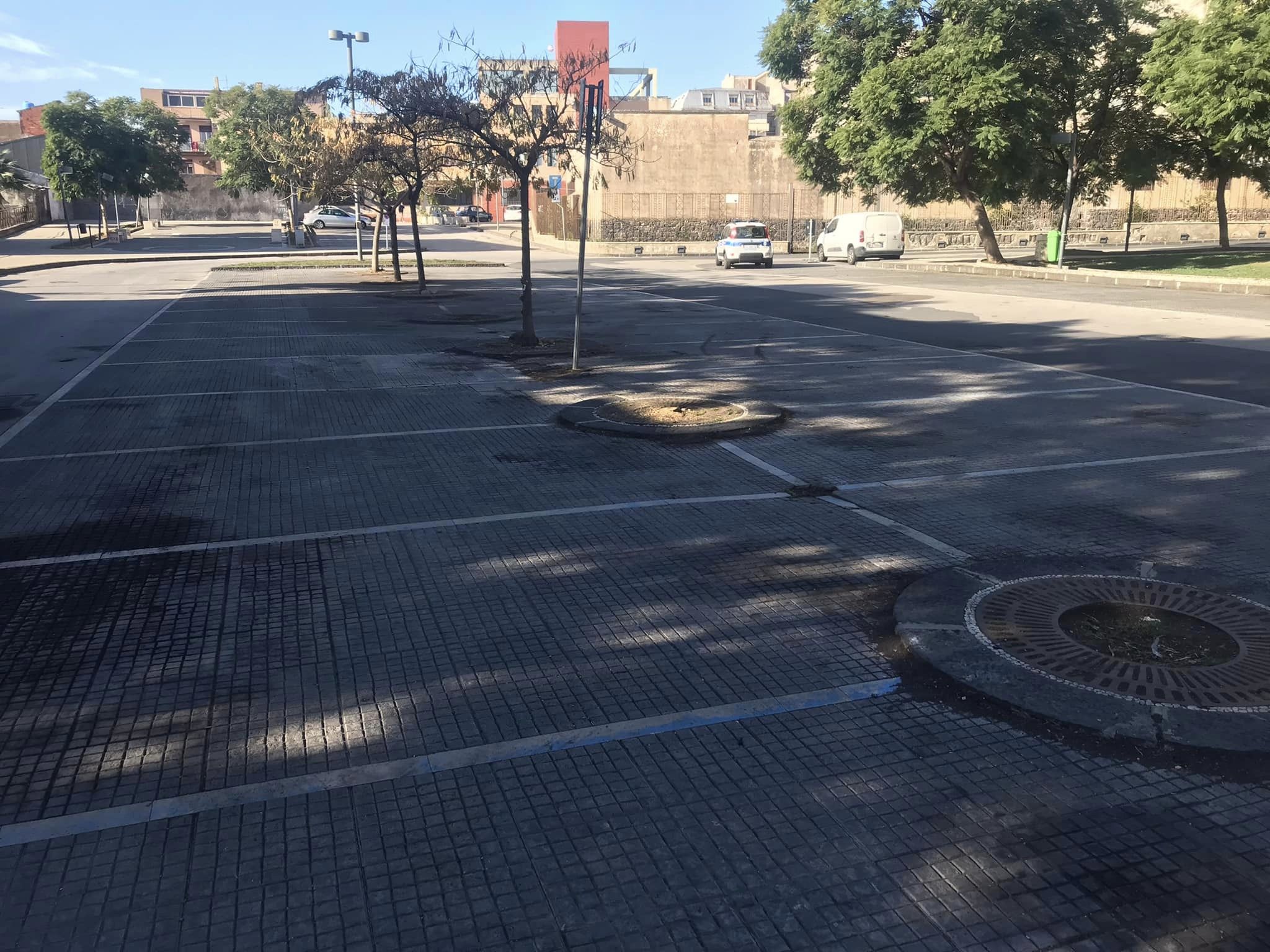 PATERNO’. PULIZIA PIAZZA CADUTI DI NASSIRIYA, DIVIETI IGNORATI: 29 MULTE PER DIVIETO DI SOSTA, 11 VEICOLI RIMOSSI E 5 SOTTO SEQUESTRO PER ASSICURAZIONE MANCANTE