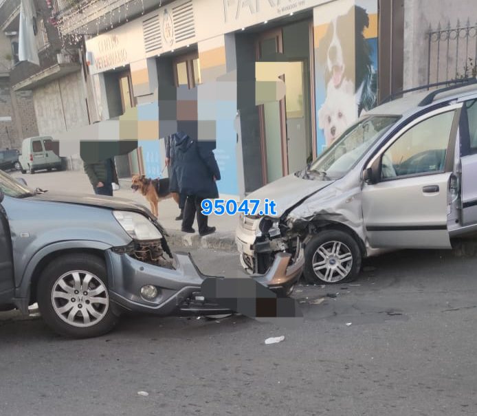 PATERNÒ.  SCONTO TRA DUE AUTOVETTURE IN VIA FONTANA DEL LUPO, FERITI UNA DONNA ED UOMO