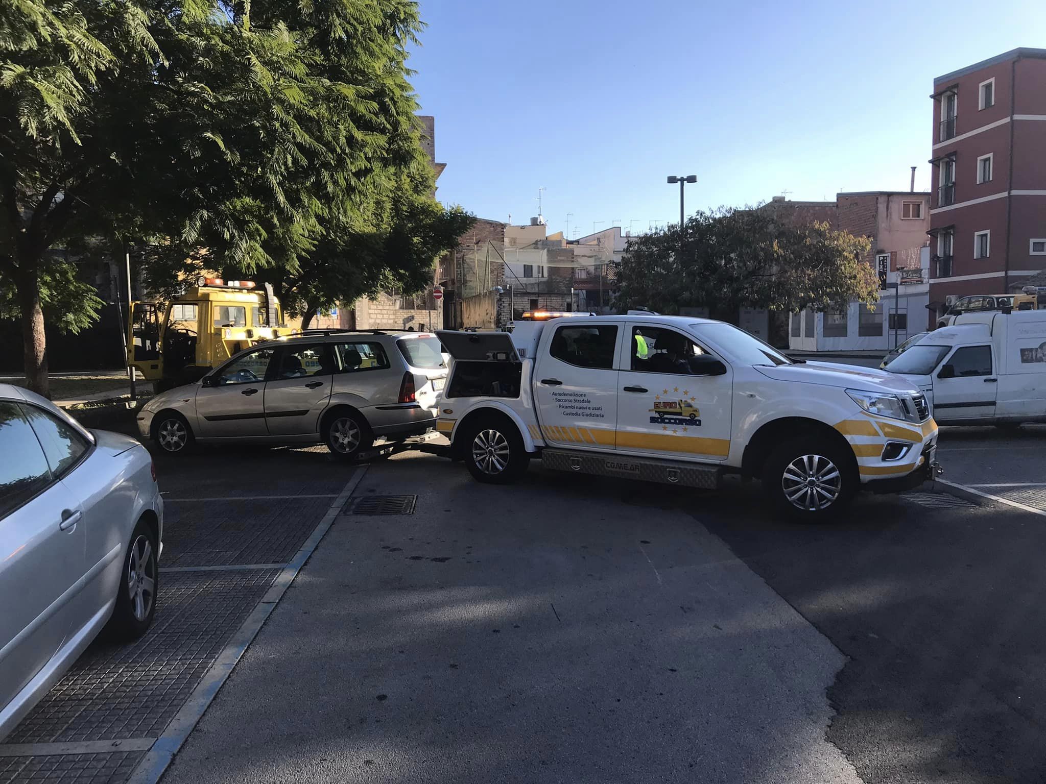 PATERNO’. PULIZIA PIAZZA CADUTI DI NASSIRIYA, DIVIETI IGNORATI: 29 MULTE PER DIVIETO DI SOSTA, 11 VEICOLI RIMOSSI E 5 SOTTO SEQUESTRO PER ASSICURAZIONE MANCANTE