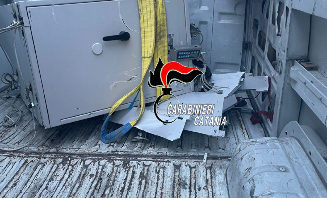 CATANIA. SVENTATO NELLA NOTTE ASSALTO ALL’UFFICIO POSTALE CON UN ESCAVATORE, LA FUGA DOPO L’INTERVENTO DEI CARABINIERI