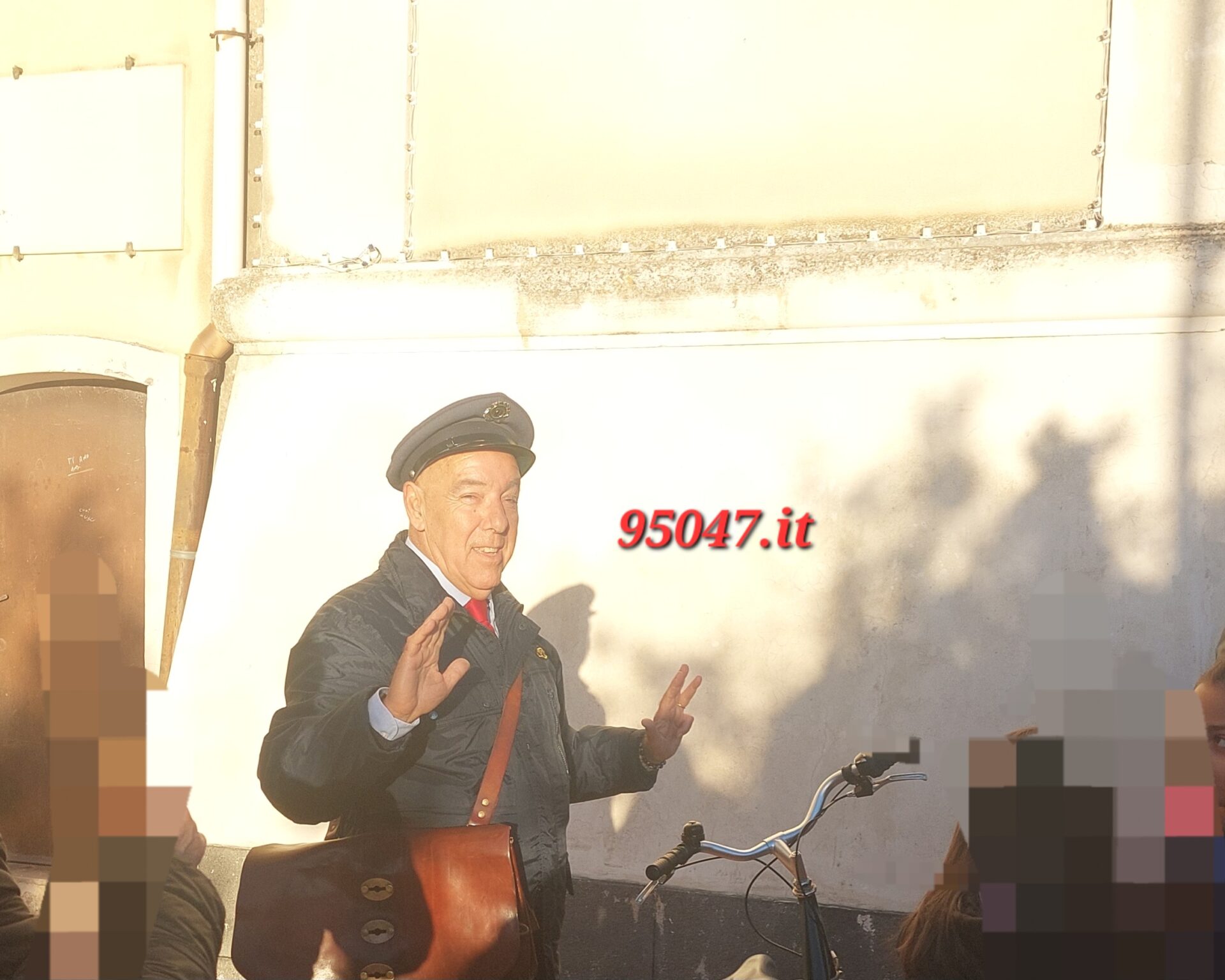 SAN PIETRO CLARENZA, AVVISTATO IL POSTINO DI “C’È POSTA PER TE”