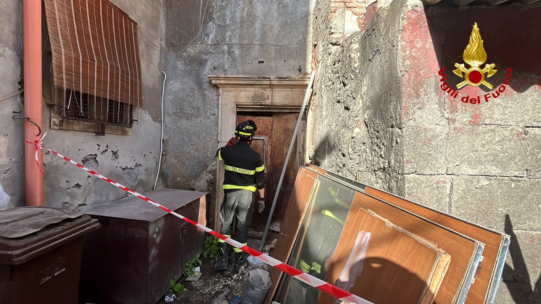 CATANIA, CROLLO IN PIENO CENTRO STORICO: L’INTERVENTO DEI POMPIERI