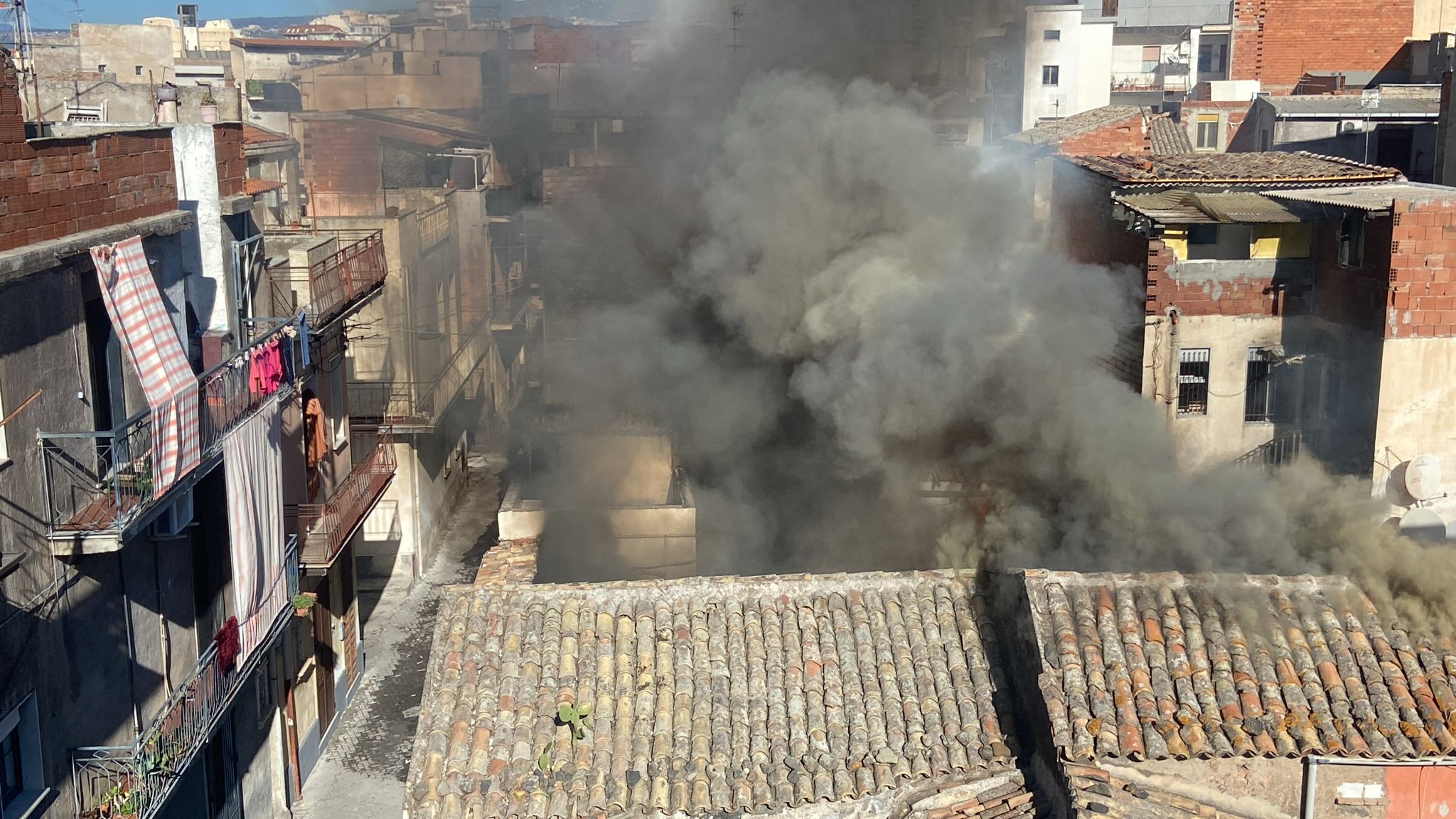 PAURA A PATERNÒ QUESTA MATTINA PER UN  INCENDIO IN UNA PALAZZINA:IN SERATA L’INCENDIO HA RIPRESO AD ALIMENTARSI