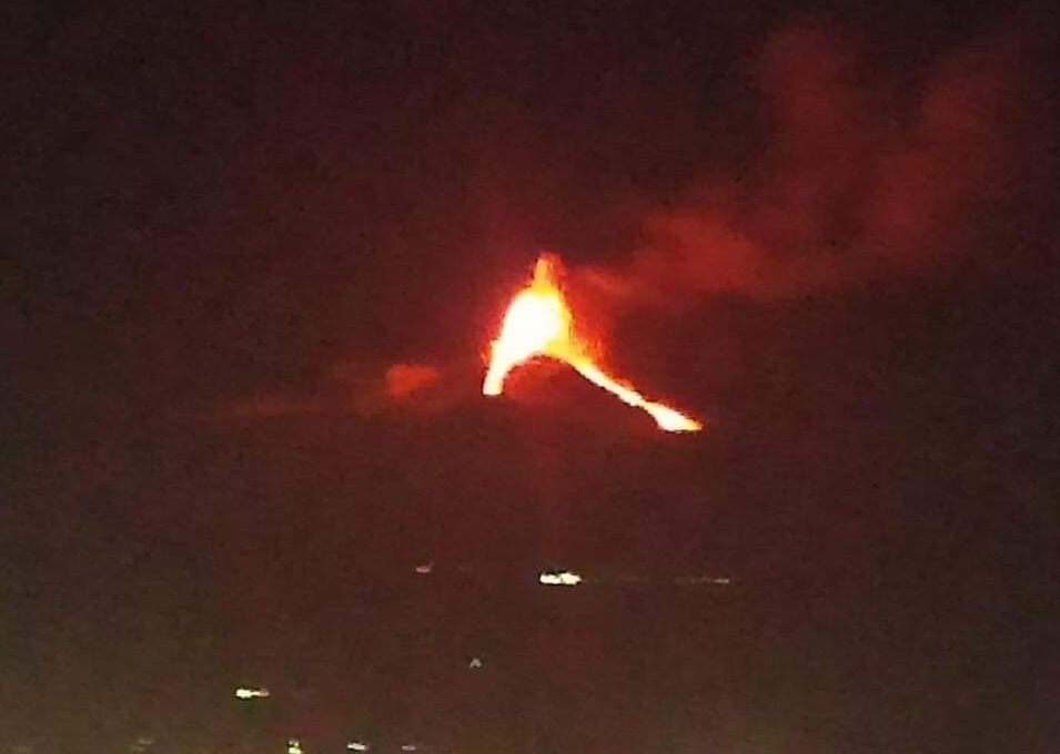 L'ETNA IN ERUZIONE DIVENTA VIRALE CON FOTO E VIDEO, VIRALE SU TUTTE LE PIATTAFORME