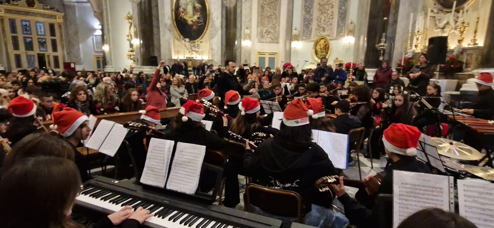 MAGICO CONCERTO DI NATALE ALL'INSEGNA DELL'ARMONIA DELL'IC DON MILANI DI PATERNÒ