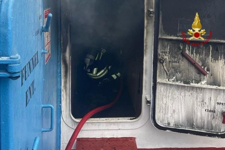 CATANIA. INCENDIO ALL'INTERNO DI UNA NAVE ORMEGGIATA AL PORTO: TRE PERSONE INTOSSICATE
