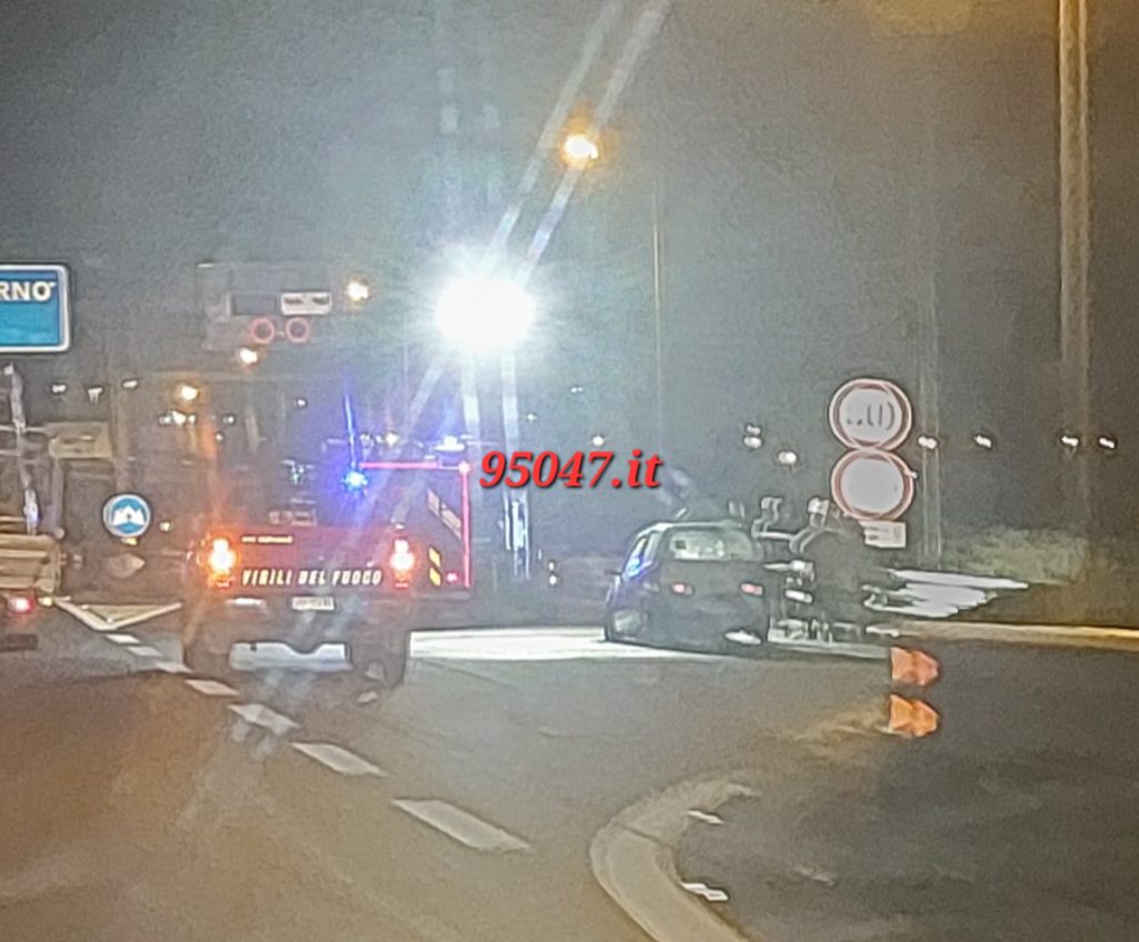 PAURA SULLA SUPERSTRADA 121, AUTO VA A FUOCO