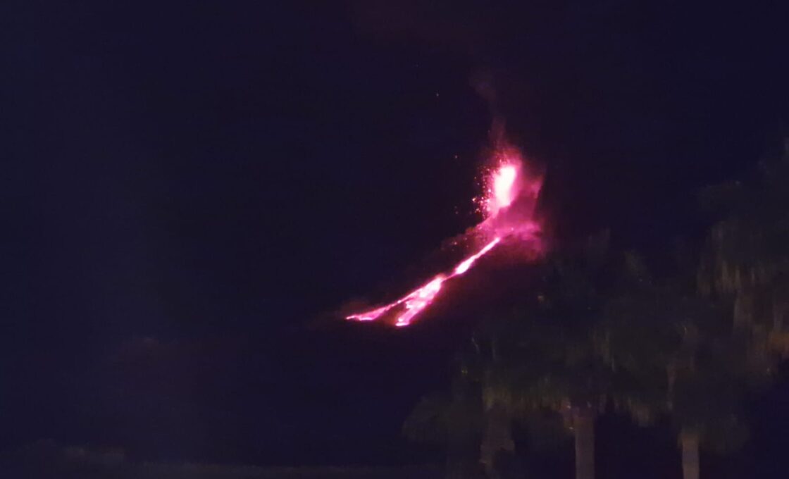 L'ETNA IN ERUZIONE DIVENTA VIRALE CON FOTO E VIDEO, VIRALE SU TUTTE LE PIATTAFORME