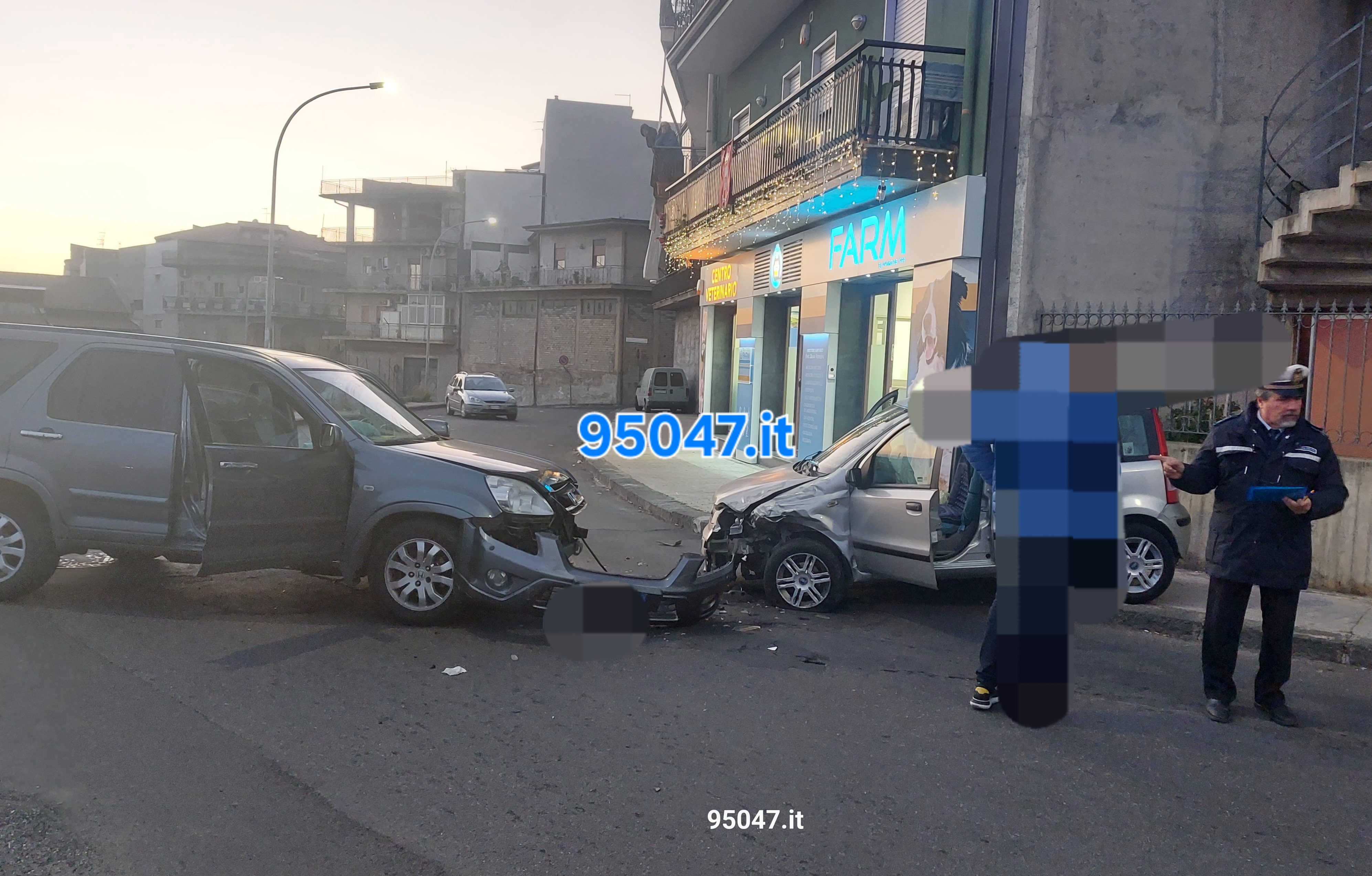 PATERNÒ.  SCONTO TRA DUE AUTOVETTURE IN VIA FONTANA DEL LUPO, FERITI UNA DONNA ED UOMO