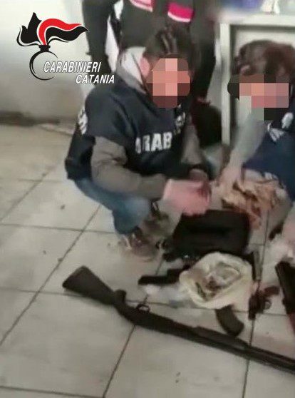 CATANIA. FUCILI E PISTOLE OVUNQUE, GARAGE TRASFORMATO IN COVO DI ARMI: SCATTA IL SEQUESTRO