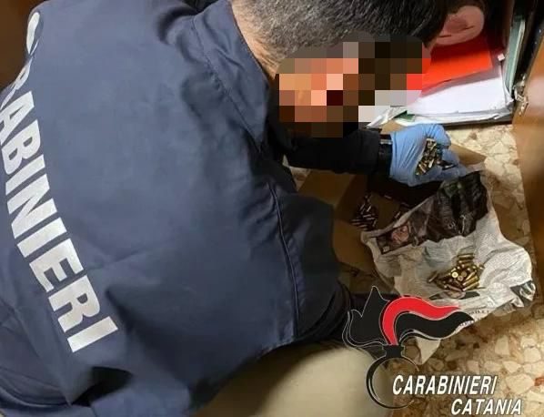 CATANIA. FUCILI E PISTOLE OVUNQUE, GARAGE TRASFORMATO IN COVO DI ARMI: SCATTA IL SEQUESTRO