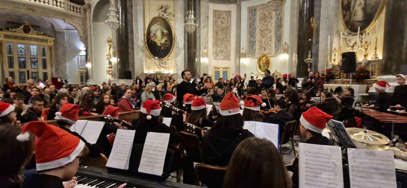 MAGICO CONCERTO DI NATALE ALL'INSEGNA DELL'ARMONIA DELL'IC DON MILANI DI PATERNÒ