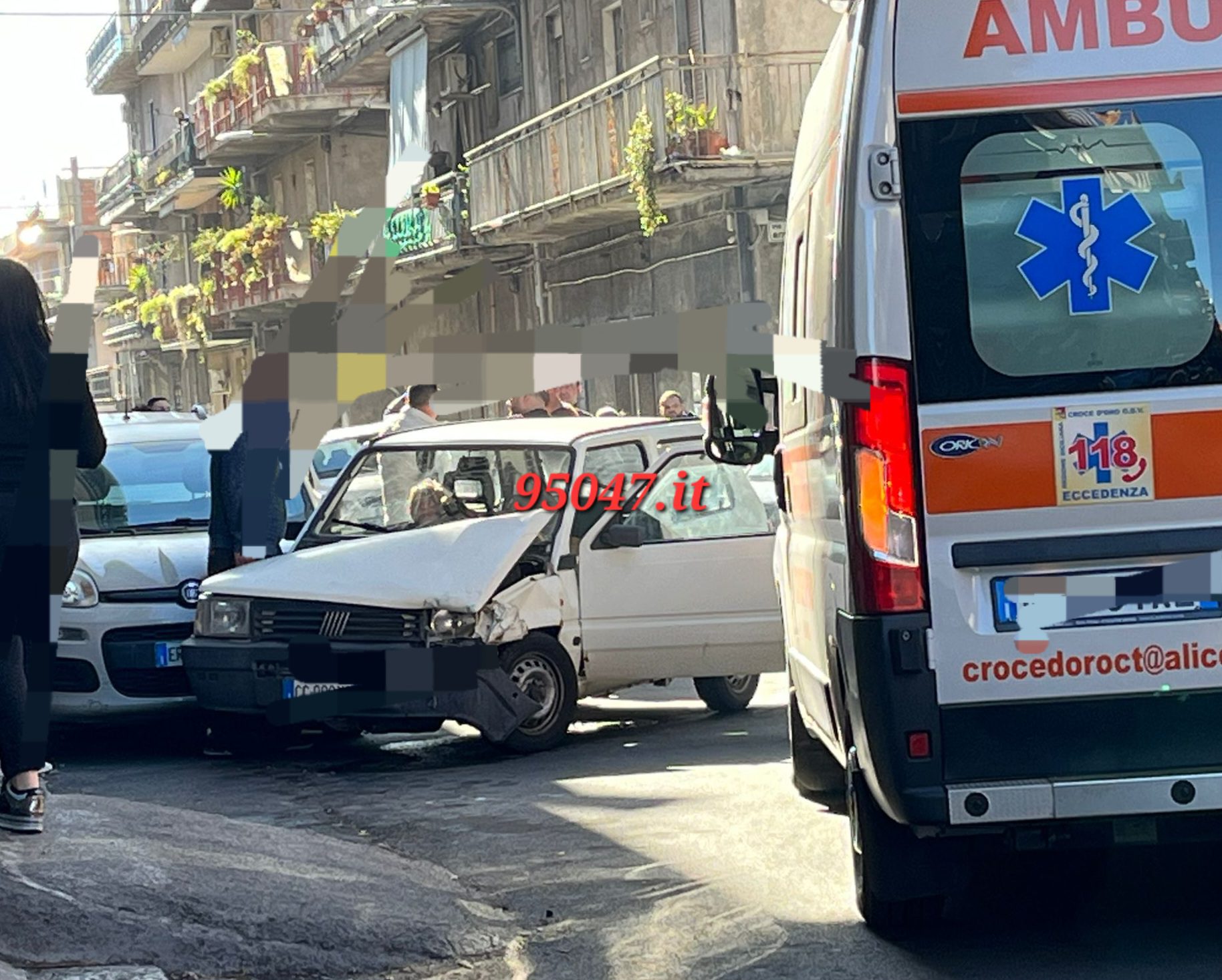 GRAVE INCIDENTE IN VIA CAMPANIA, COINVOLTI PIU MEZZI. SOCCORSI SUL POSTO