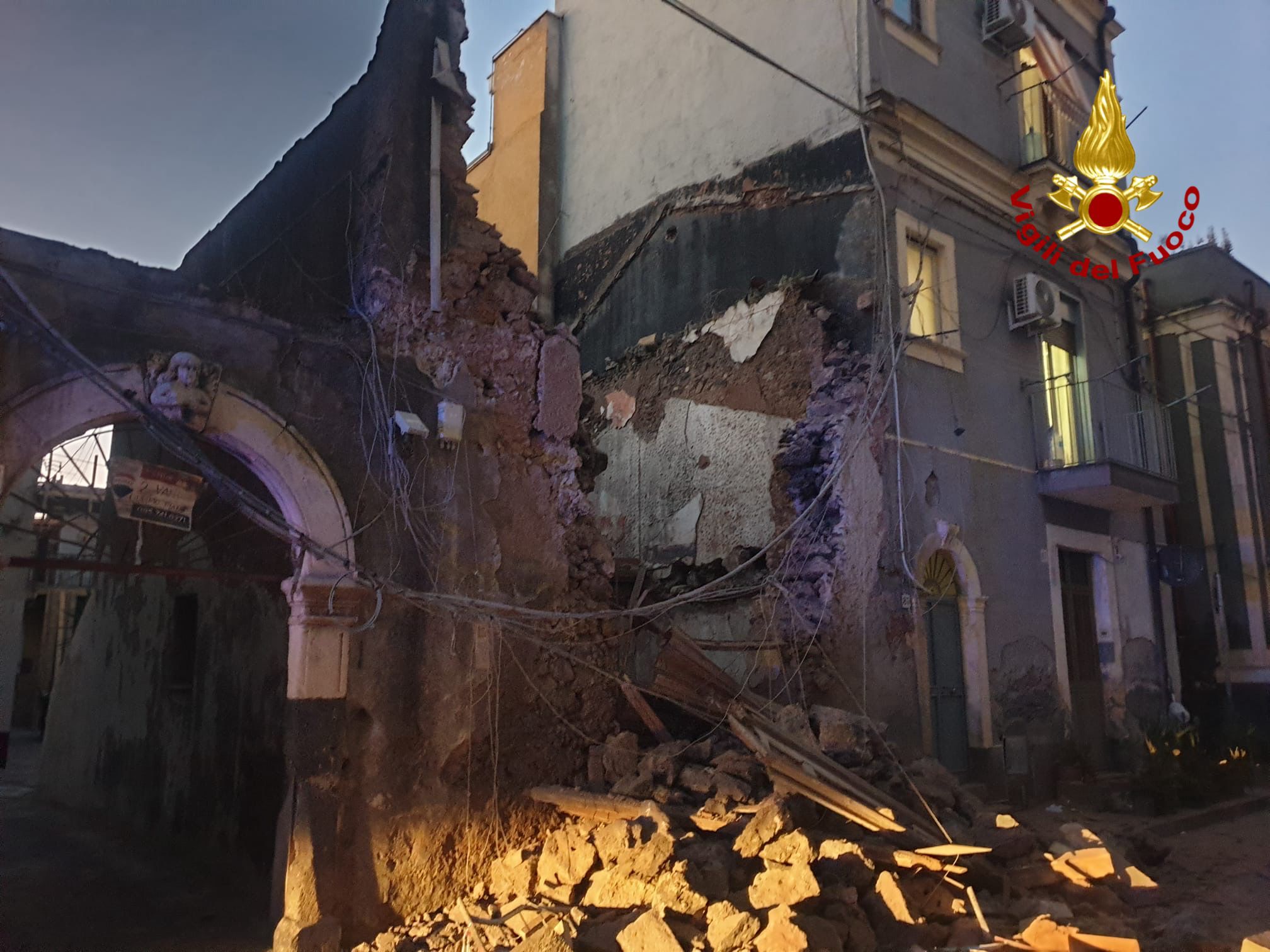 CATANIA, CROLLO IN PIENO CENTRO STORICO: L’INTERVENTO DEI POMPIERI