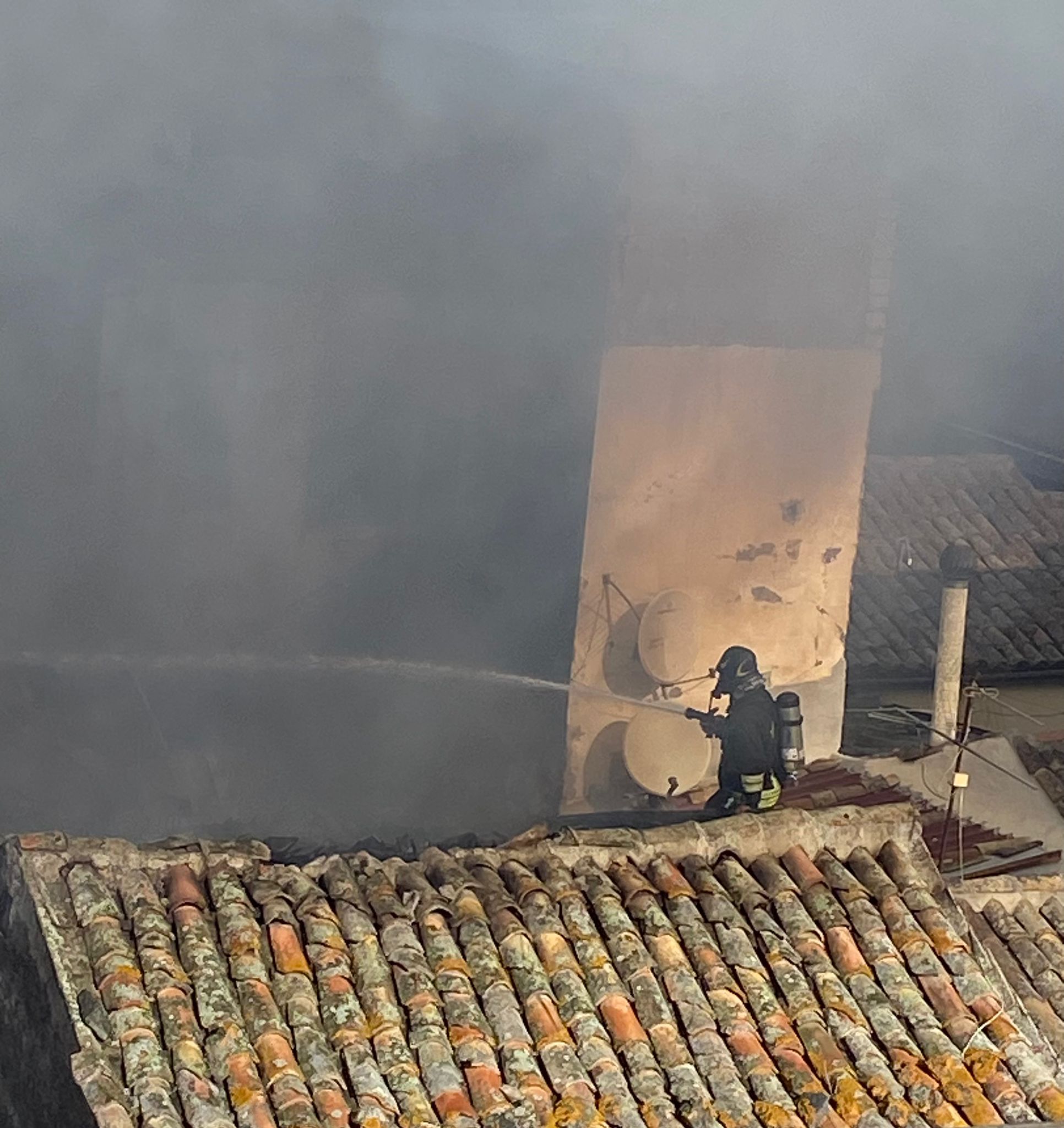 PAURA A PATERNÒ QUESTA MATTINA PER UN  INCENDIO IN UNA PALAZZINA:IN SERATA L’INCENDIO HA RIPRESO AD ALIMENTARSI