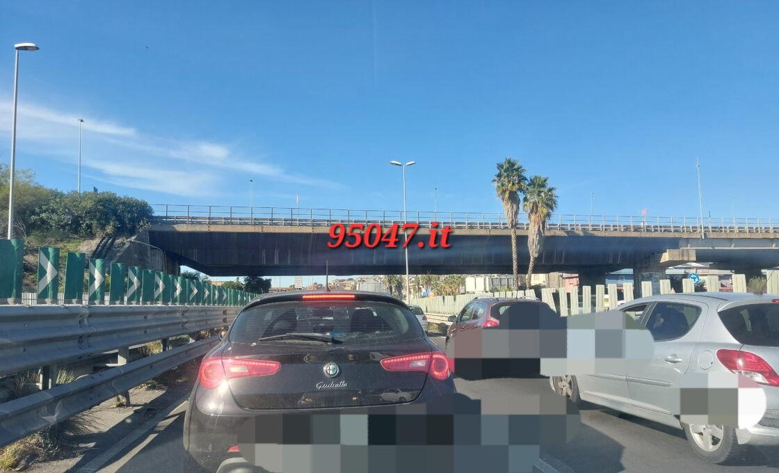 LUNGHE CODE SULLA SS121 IN DIREZIONE  PATERNÒ A CAUSA DI LAVORI