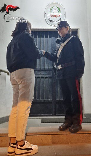 BELPASSO. RUBA CELLULARE ALLA COMPAGNA , DENUNCIATA 16 ENNE