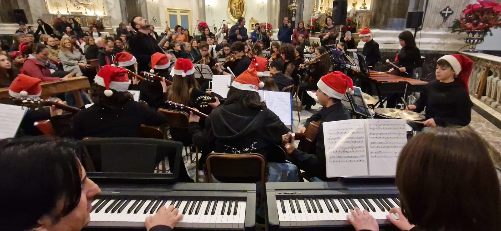 MAGICO CONCERTO DI NATALE ALL'INSEGNA DELL'ARMONIA DELL'IC DON MILANI DI PATERNÒ