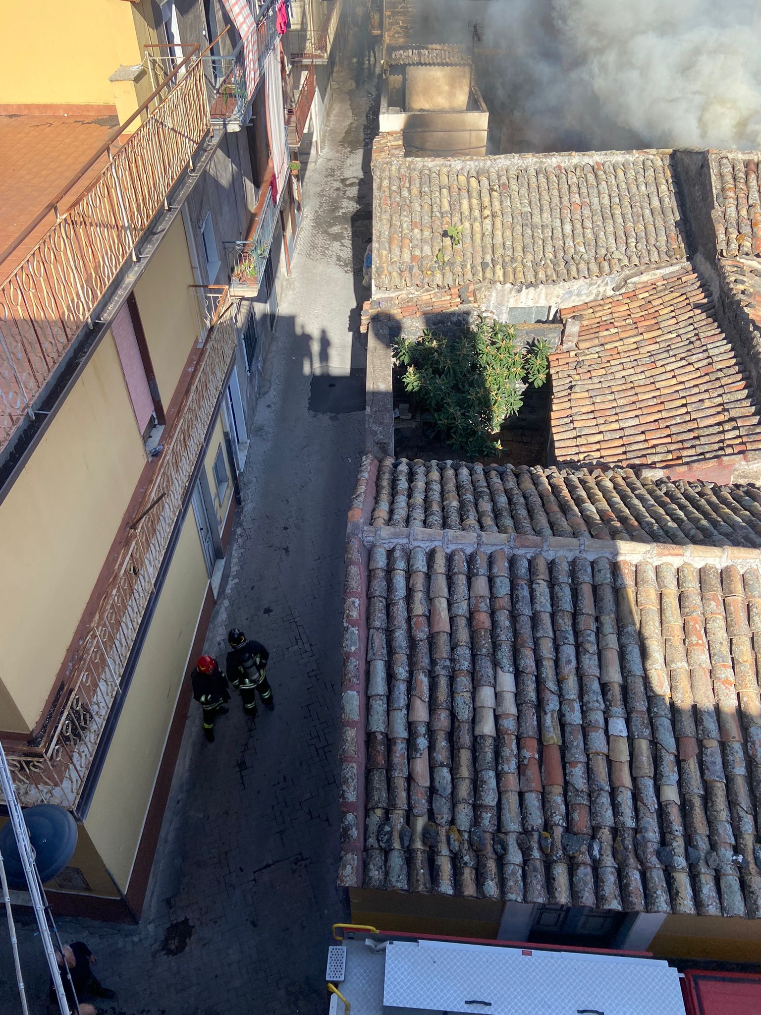 Incendio e esplosione in un'abitazione di Paternò: soccorsi sul posto