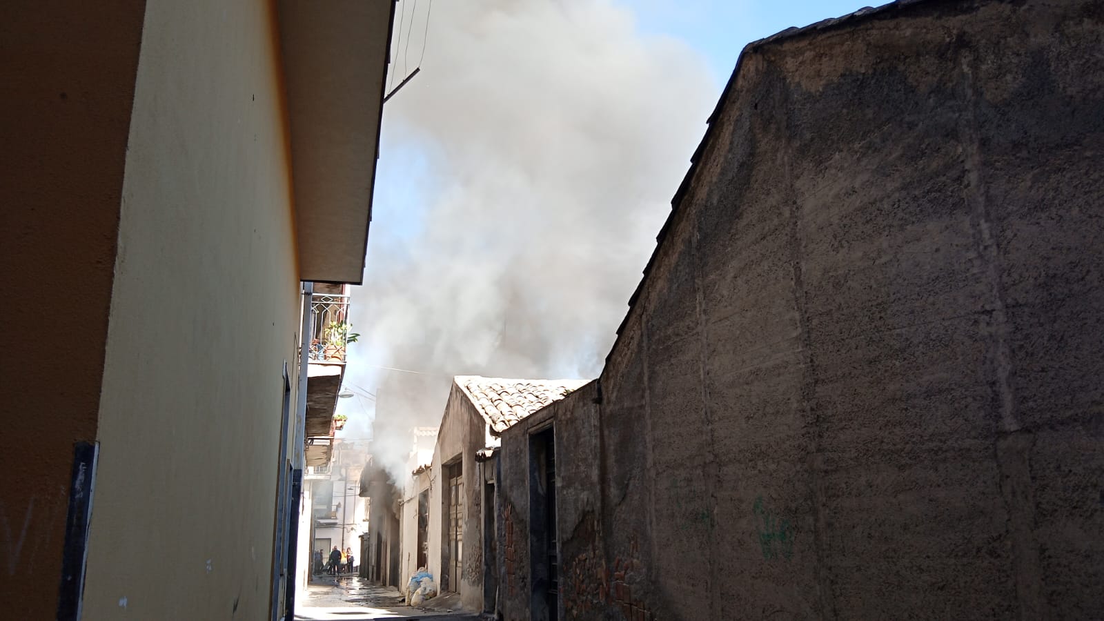 Incendio e esplosione in un'abitazione di Paternò: soccorsi sul posto