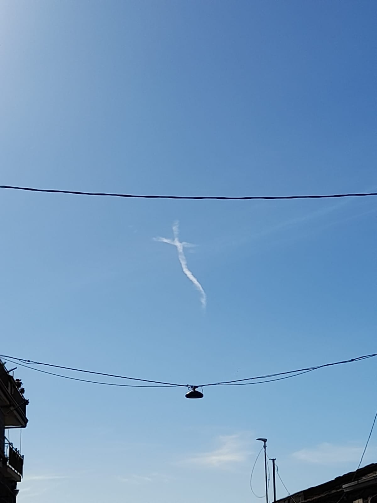 UNA CROCE NEL CIELO DI PATERNO': UN FENOMENO APPARSO QUESTA MATTINA, TANTE LE SEGNALAZIONI