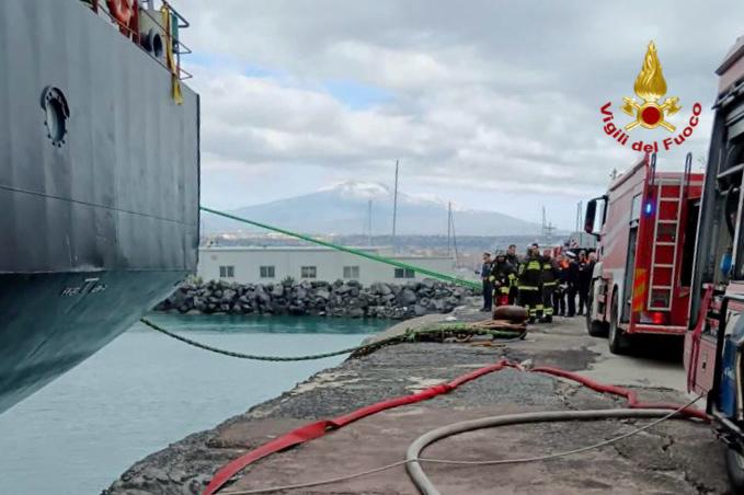 CATANIA. INCENDIO ALL'INTERNO DI UNA NAVE ORMEGGIATA AL PORTO: TRE PERSONE INTOSSICATE