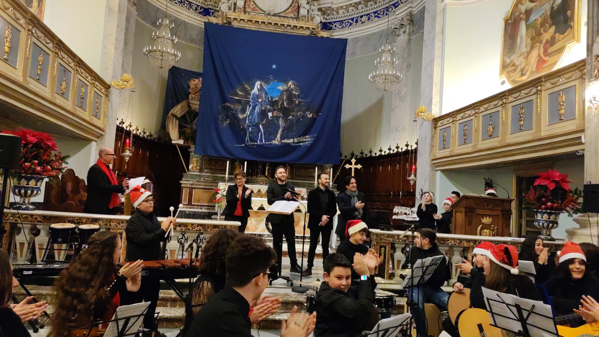 MAGICO CONCERTO DI NATALE ALL'INSEGNA DELL'ARMONIA DELL'IC DON MILANI DI PATERNÒ