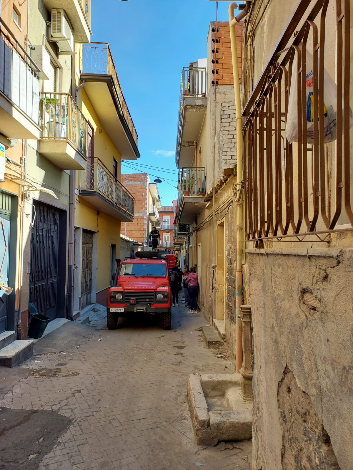 PAURA A PATERNÒ QUESTA MATTINA PER UN  INCENDIO IN UNA PALAZZINA:IN SERATA L’INCENDIO HA RIPRESO AD ALIMENTARSI