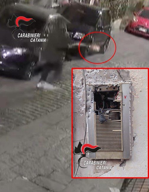 ADRANO. SPARA SUL PORTONE DI CASA DEL RIVALE PER VENDICARSI DELL'INCENDIO DELL'AUTO