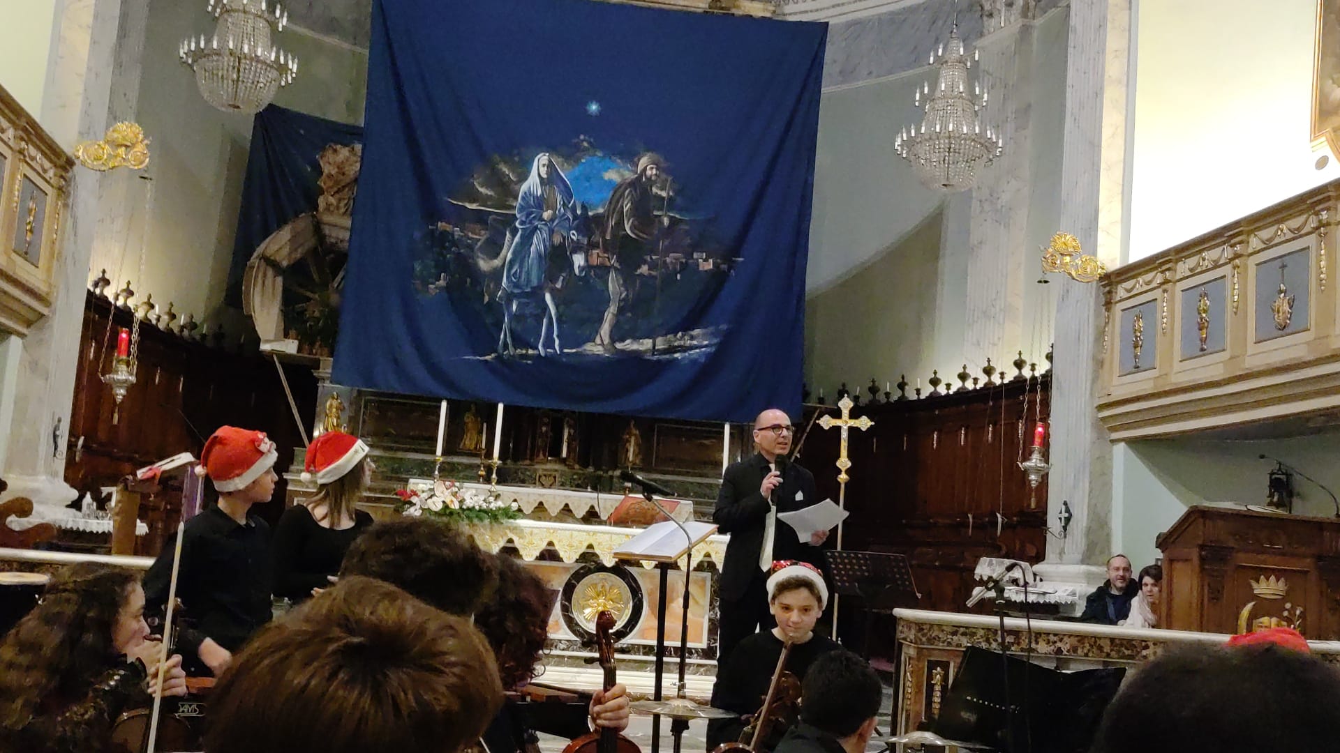 MAGICO CONCERTO DI NATALE ALL'INSEGNA DELL'ARMONIA DELL'IC DON MILANI DI PATERNÒ
