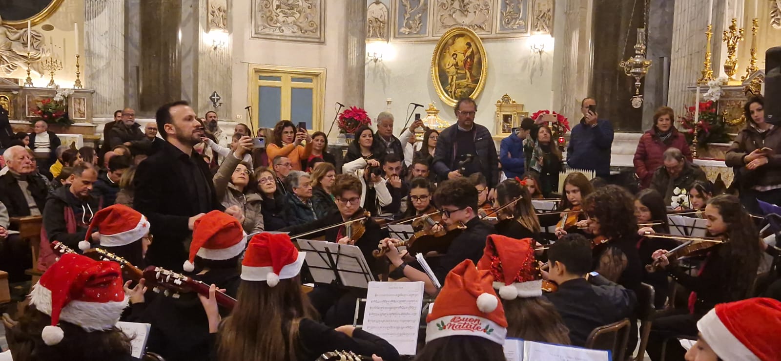 MAGICO CONCERTO DI NATALE ALL'INSEGNA DELL'ARMONIA DELL'IC DON MILANI DI PATERNÒ
