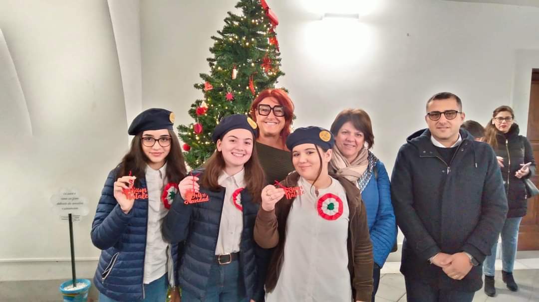 PALAZZO ALESSI ILLUMINATO DALLO SPIRITO NATALIZIO: I GIOVANI DEL CCR ADDOBBANO L'ALBERO CON IL PRESIDENTE DEL CONSIGLIO COMUNALE