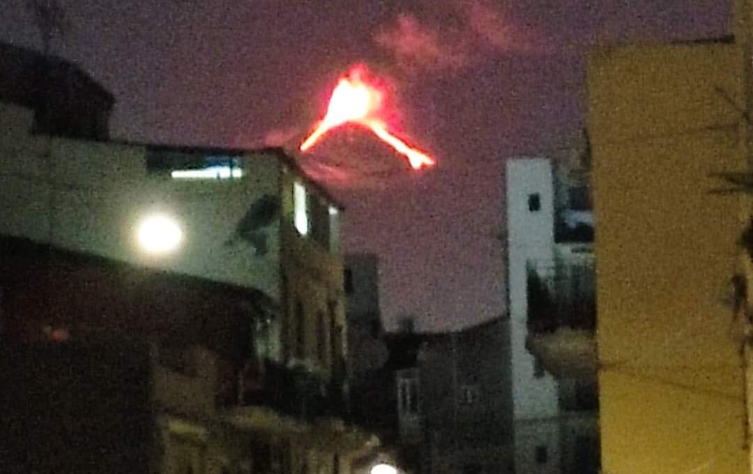 L'ETNA IN ERUZIONE DIVENTA VIRALE CON FOTO E VIDEO, VIRALE SU TUTTE LE PIATTAFORME