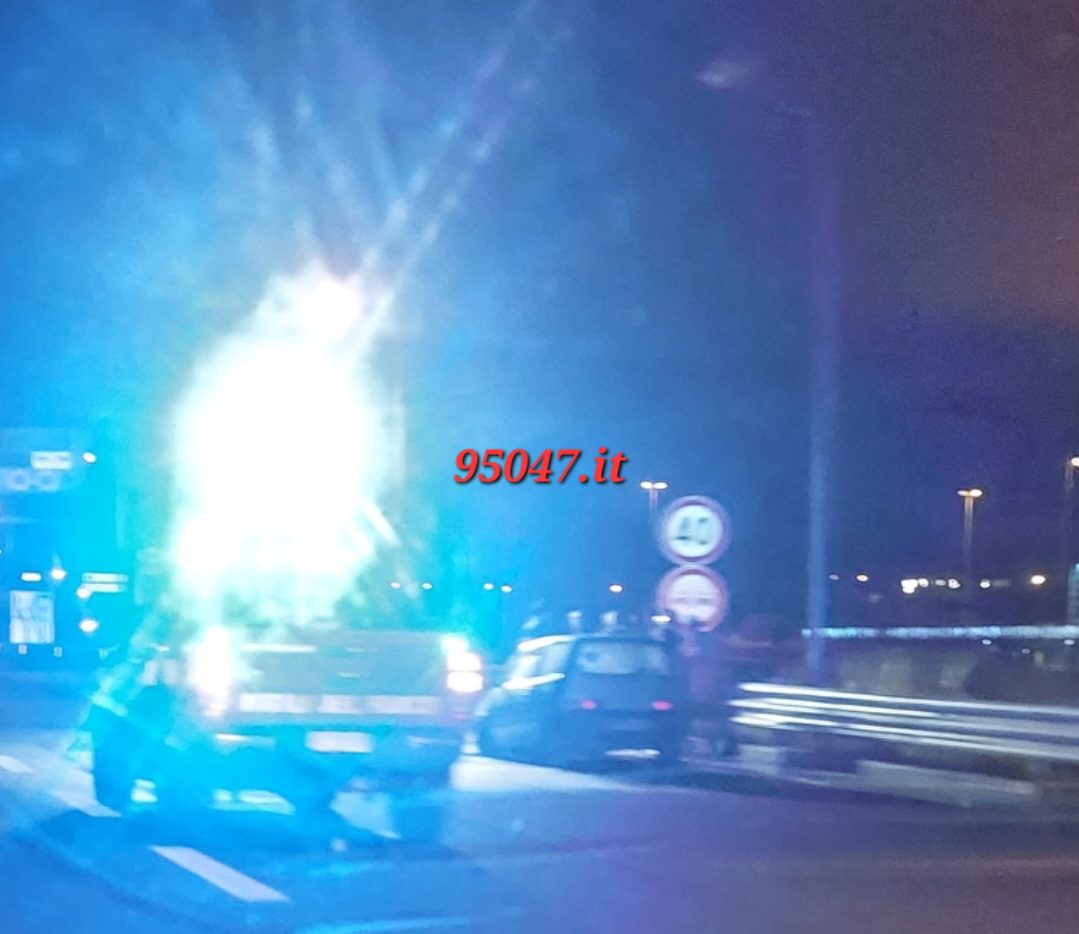 PAURA SULLA SUPERSTRADA 121, AUTO VA A FUOCO