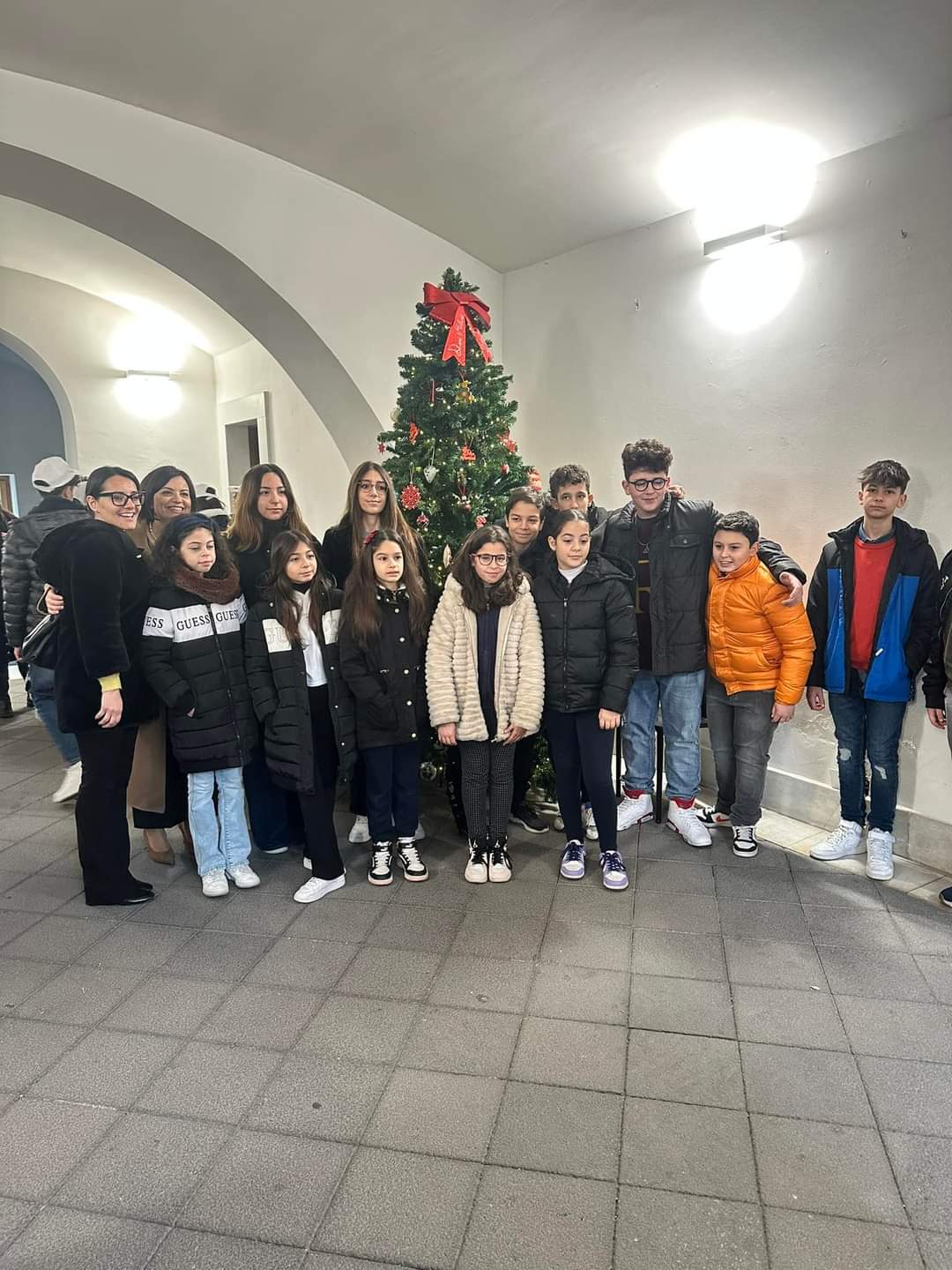 PALAZZO ALESSI ILLUMINATO DALLO SPIRITO NATALIZIO: I GIOVANI DEL CCR ADDOBBANO L'ALBERO CON IL PRESIDENTE DEL CONSIGLIO COMUNALE