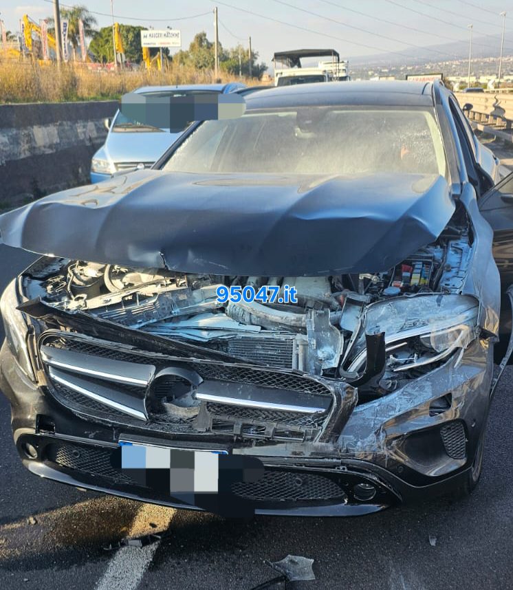 GIORNATA DI INCIDENTI NEL COMPRENSORIO: TRE TAMPONAMENTI SULLA SUPERSTRADA 121 E VIOLENTO SCONTRO A PATERNÒ, BILANCIO DI 8 FERITI