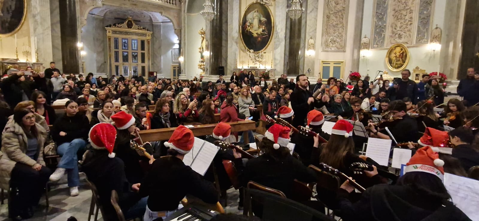 MAGICO CONCERTO DI NATALE ALL'INSEGNA DELL'ARMONIA DELL'IC DON MILANI DI PATERNÒ