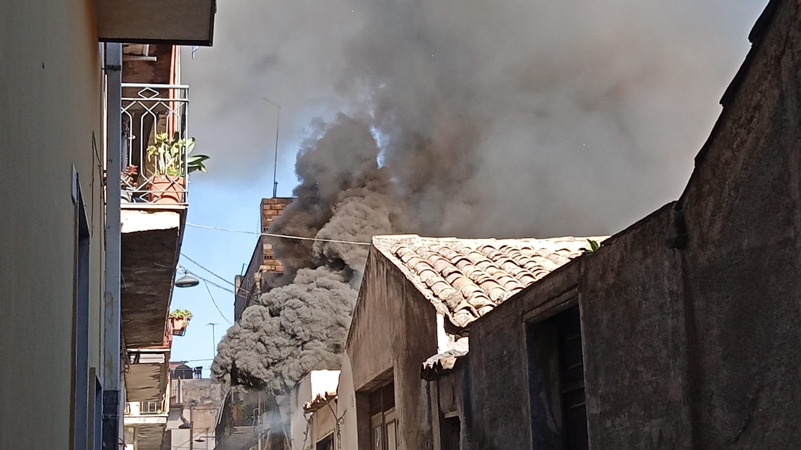 PAURA A PATERNÒ QUESTA MATTINA PER UN  INCENDIO IN UNA PALAZZINA:IN SERATA L’INCENDIO HA RIPRESO AD ALIMENTARSI